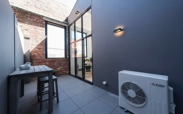 Unwind Bond Quarter Apartment 106