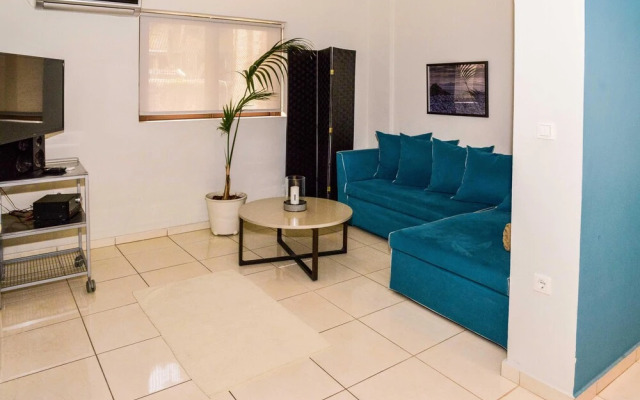 Upscale Studio With Amazing Lush Terrace