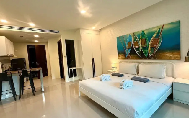 Emerald 412a - Studio With Balcony and Shared Pool