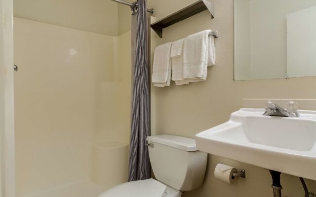 HomeTowne Studios by Red Roof Denver - Lakewood West