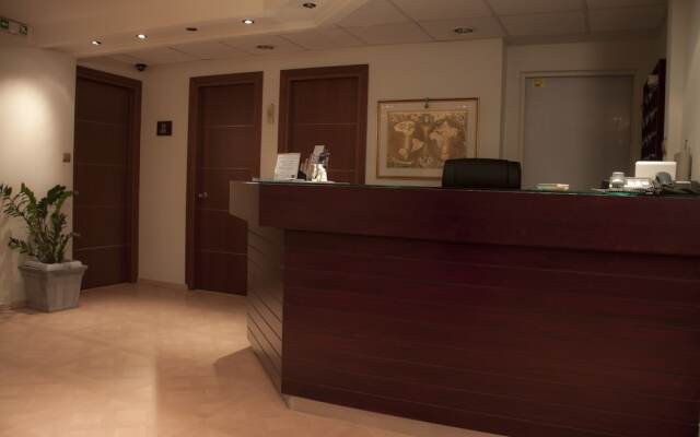 Saronis Hotel