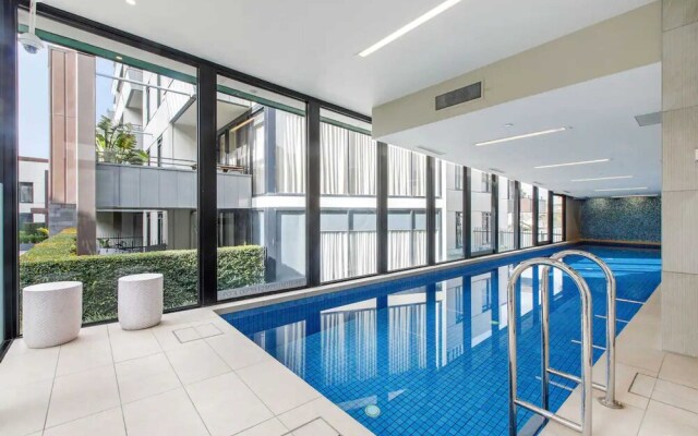 Beautiful 2BR APT With Balcony, Pool and Gym