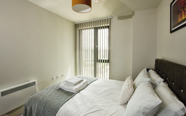 Sleek 6-Guest Apt at St  Martin s  Bham