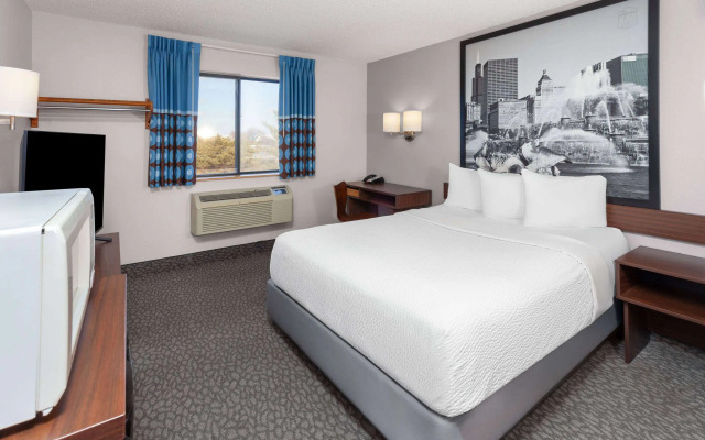 Super 8 by Wyndham Romeoville Bolingbrook