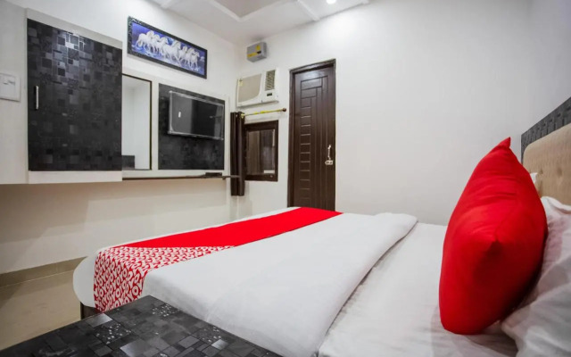 Capital O 42035 Hotel Raj Ganga