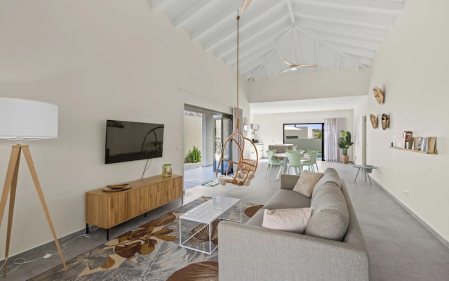 Villa pura vida with pool at mambo beach