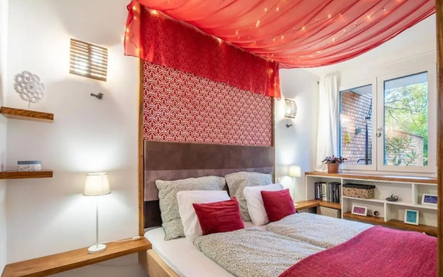 Cozy Apartment with Garden in the Castle District