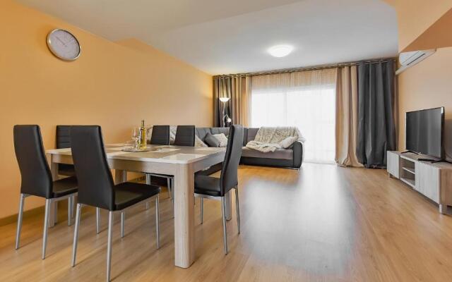 YELLOW 3 bedroom large apartment for 10 guests