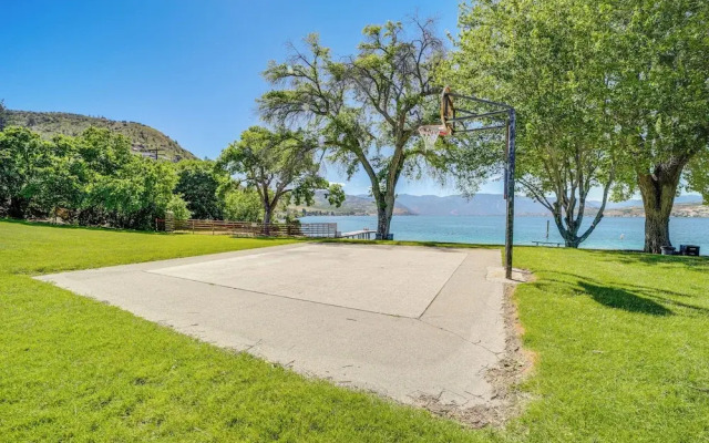 Resort Getaway on Lake Chelan: Pool + Beach Access