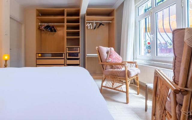 Flat with Garden Close to Coast in Uskudar
