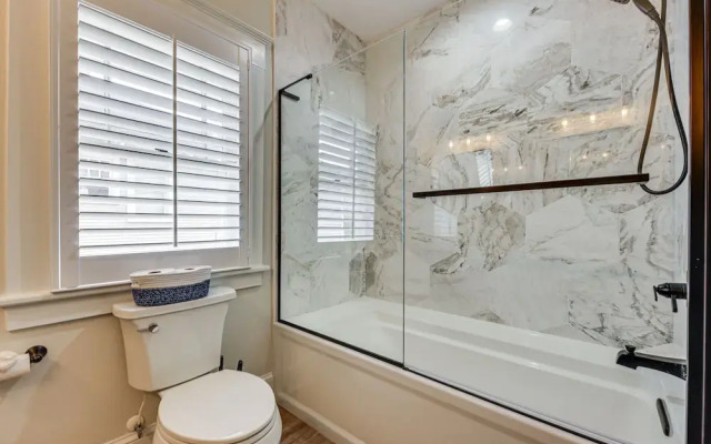 Chic Jacksonville Getaway, Walk to River & Parks!