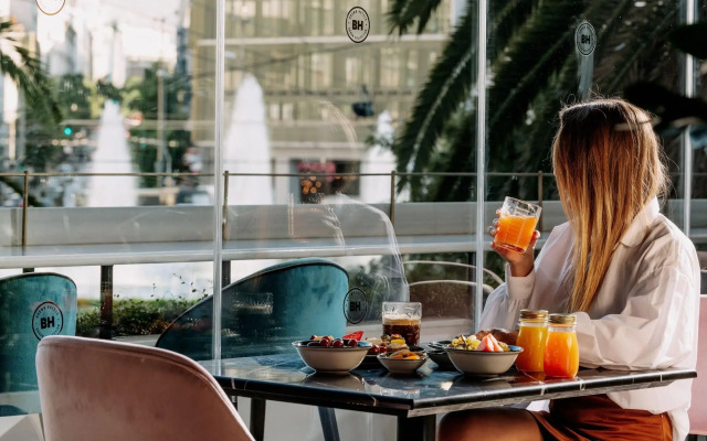 Skylark, Aluma Hotel & Resort