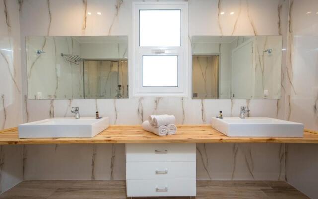 Avi Suites 1