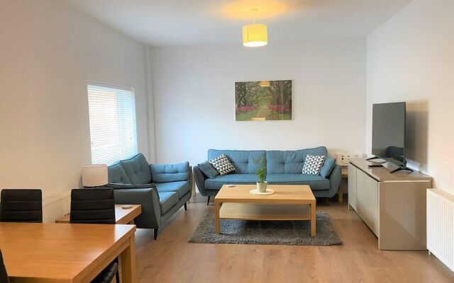 Luxury 2 bed Apartment Golden Triangle w Parking