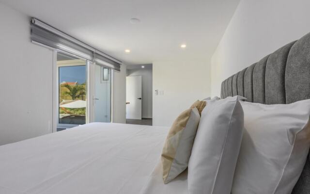 Luxurious Oasis Mins to Beach King Beds Pool