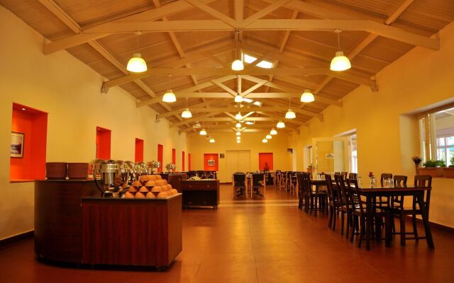 OYO Premium Golf Club Road