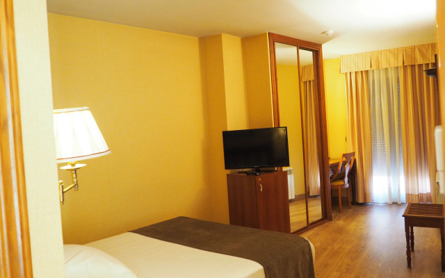 Hotel Ele Puente Romano