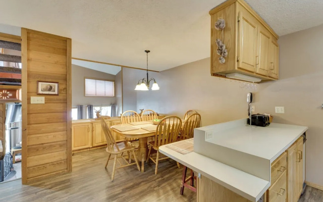 Walk to Lifts: Ski-in/ski-out Angel Fire Condo