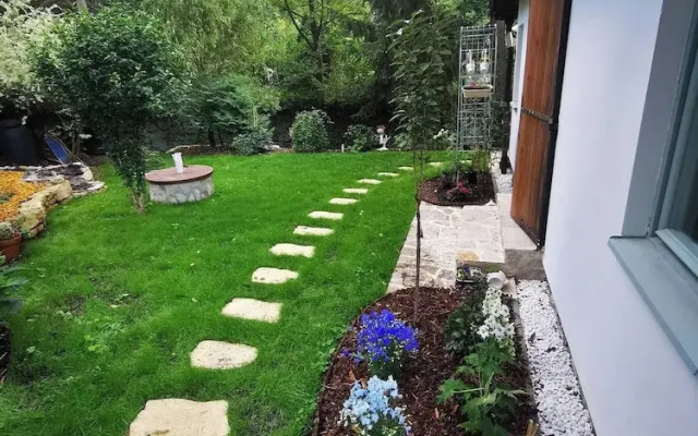 Sunny Wooden House on Creek, 30 Minutes Prague