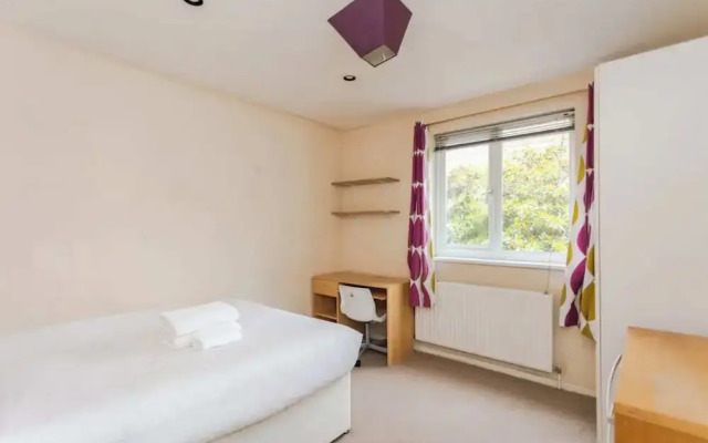 Homely 3 Bedroom House With a Garden