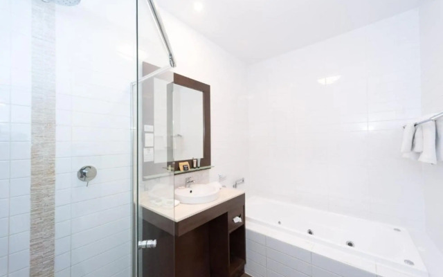 Sfera's Park Suites & Convention Centre