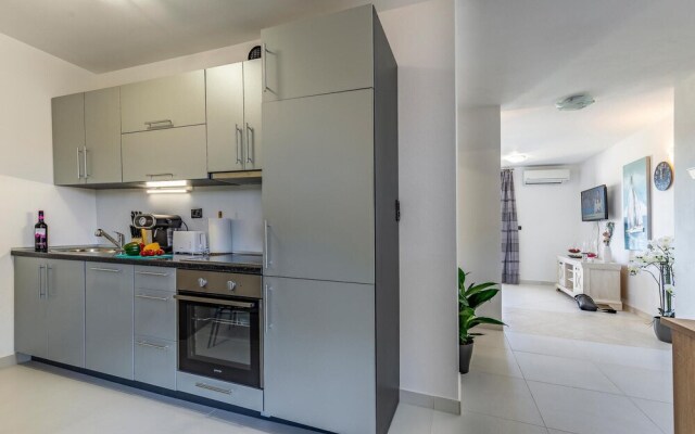 Nice Apartment in Liznjan With 1 Bedrooms and Wifi