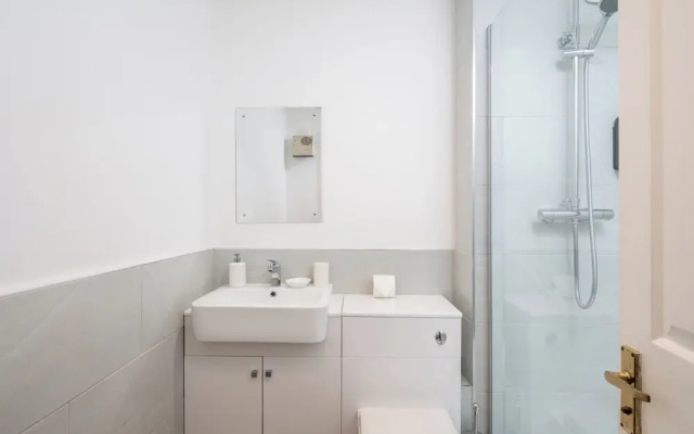 Spacious 1 Bedroom Apartment w/ Parking in Crawley