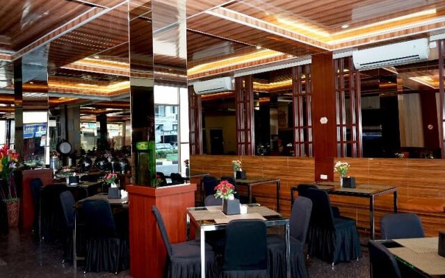 OYO 633 Ren'z Hotel