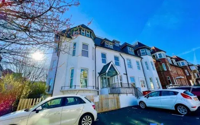Luxurious 2-Bed Apt w/ Stunning Sea View & Parking