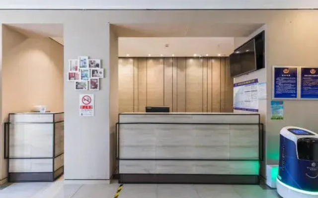 Starway Hotel (Beijing Guangqumenwai Metro Station)