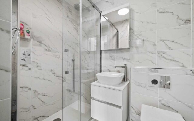 Gorgeous 3 Bedroom Duplex Apartment in West London
