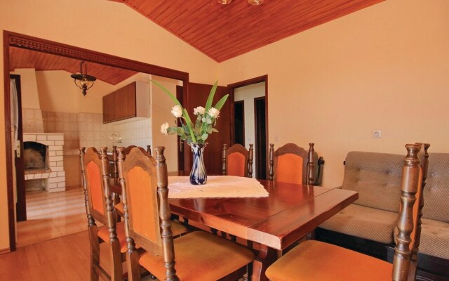 Amazing Home in Prizba With Wifi and 7 Bedrooms