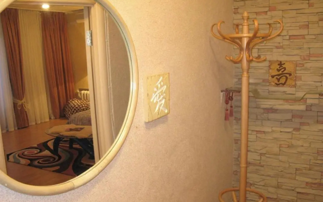 Apartment Triokhsviatytelskaya Street 3