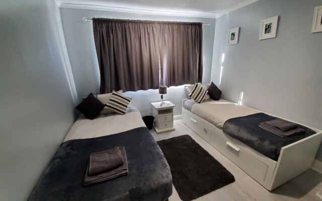 Stylish 3 bed house with Garden Free Parking