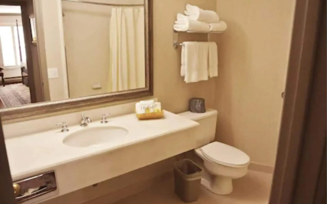 Cow Hollow Inn & Suites