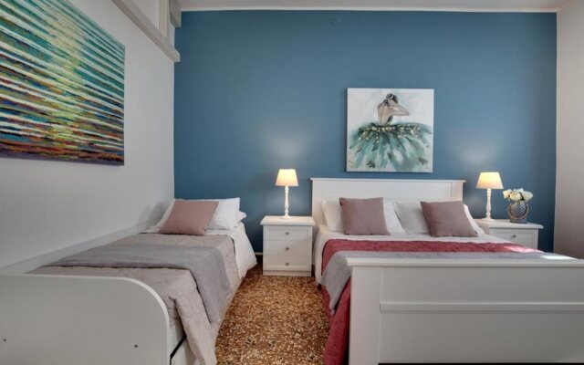 Accademia Opera Deluxe