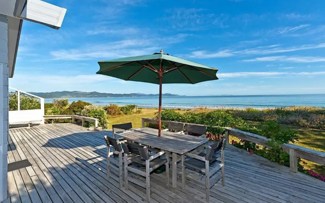 Matarangi Beachfront House - Matarangi Holiday Home