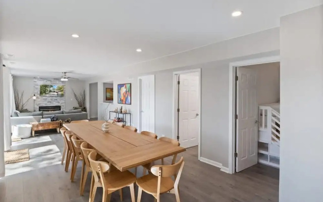 Luxury Waterfront Lakehouse With Private Dock Views