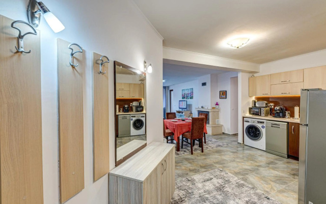 Bright and Spacious 2-BDR Apartment with Balcony