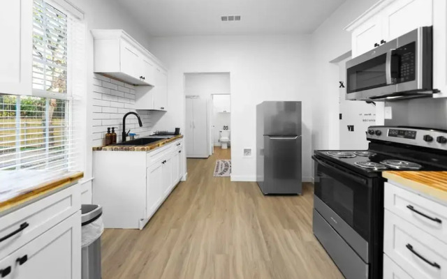 New Charming 2-bedroom Home Minutes to Downtown