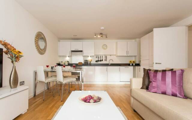 Luxury 1 Bed Apartment With Balcony In Greenwich
