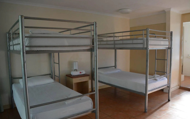 Base Airlie Beach Resort - Hostel