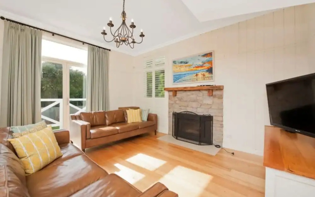 Hampton on Apollo - Ocean Mountain View Creekside Retreat Pet Friendly Free EV Charger Fireplace Wood Supplied During Winter – Guest Rooms – Apollo Bay