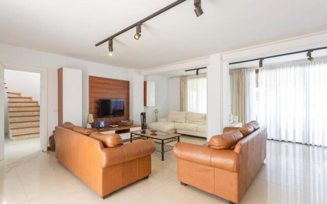 1327 La Quinta Heights
