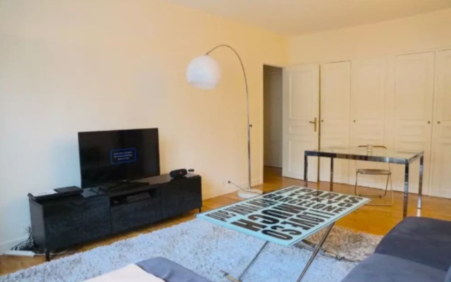 1 Bedroom Flat Near Eiffel Tower