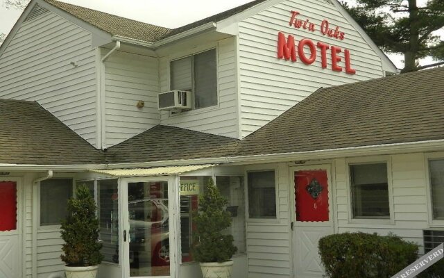 Twin Oaks Motel
