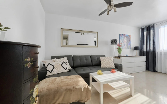 Black & White Studio by Renters