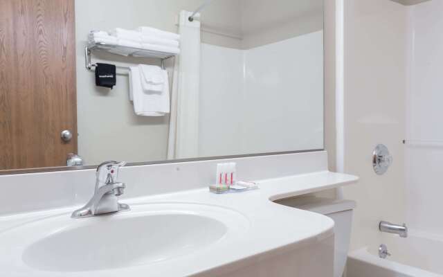 Super 8 by Wyndham Lewistown