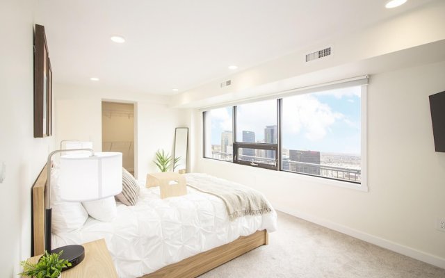 Luxurious 2 bed 2 Bath Penthouse on 23rd Floor PH1 Downtown