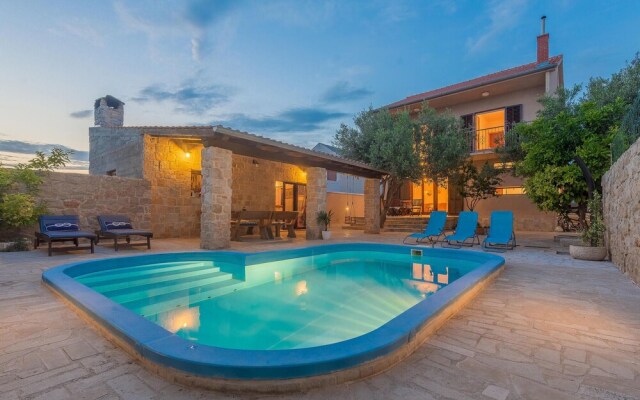 Awesome Home in Betina With Wifi, Outdoor Swimming Pool and Jacuzzi